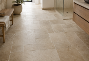 Beige Natursteinfliesen im Römischen Verband in einem modern gestalteten Badezimmer.