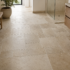 Beige Natursteinfliesen im Römischen Verband in einem modern gestalteten Badezimmer.